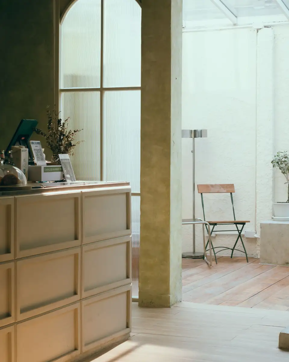 Comptoir d'accueil en bois d'un studio.