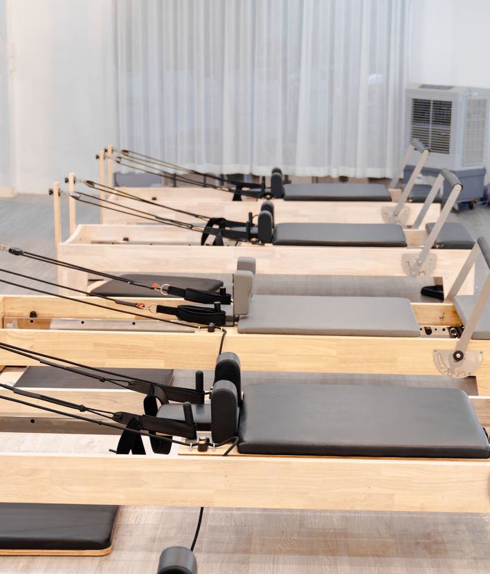 Studio de Pilates lumineux et minimaliste prêt pour un cours.